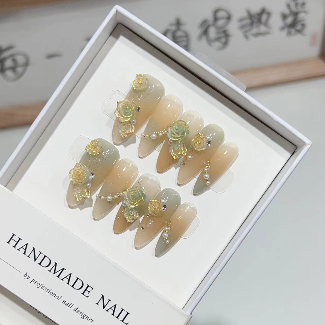 Rose Glaze Nails – Luxuriöse Nagelkunst im Glaseffekt-Look