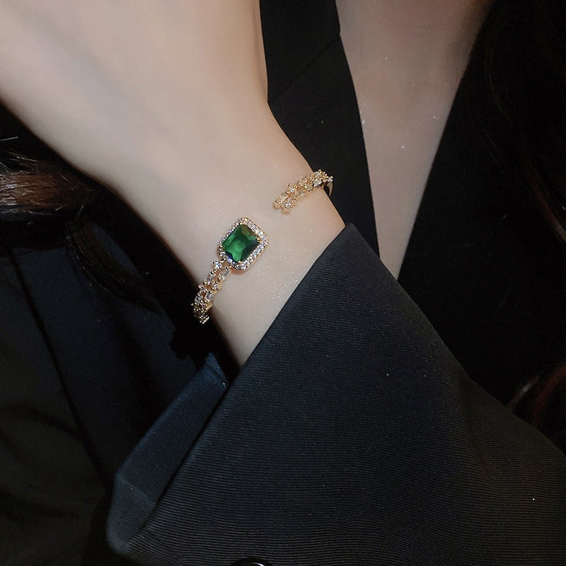 Emerald Elegance – Open-ended Bracelet with Light Luxury Style