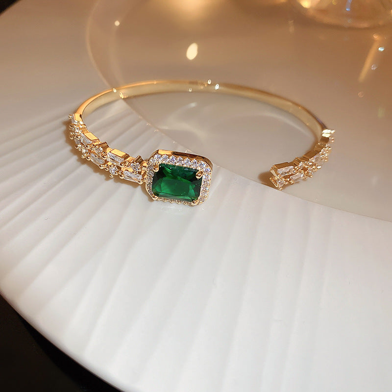 Emerald Elegance – Open-ended Bracelet with Light Luxury Style