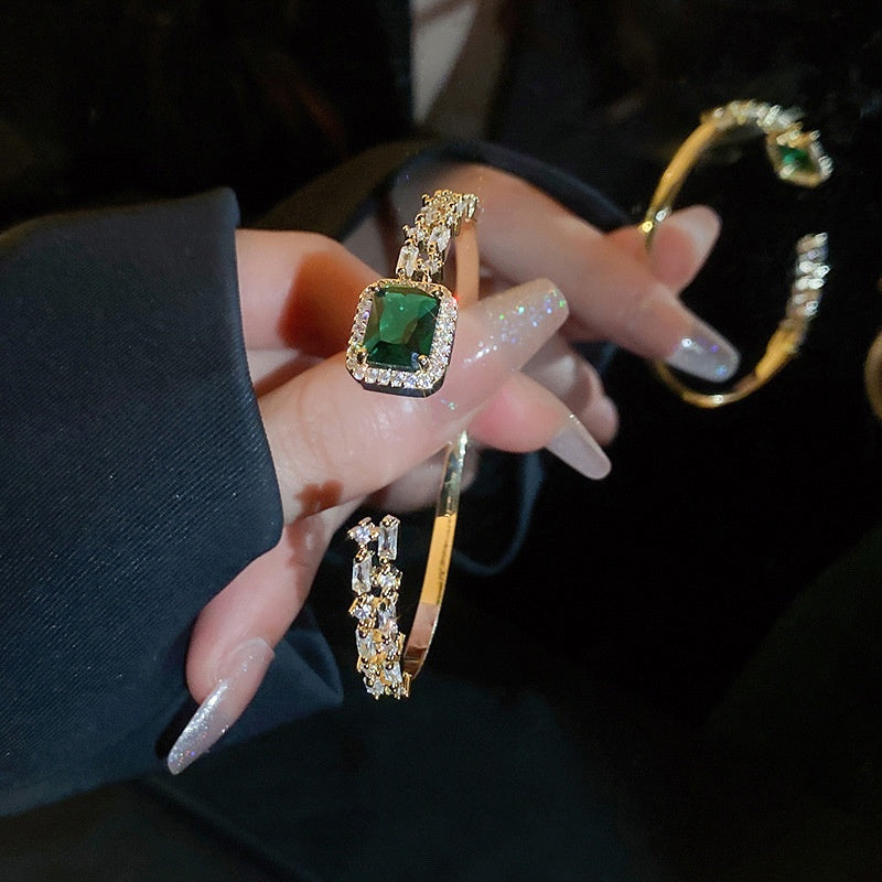 Emerald Elegance – Open-ended Bracelet with Light Luxury Style